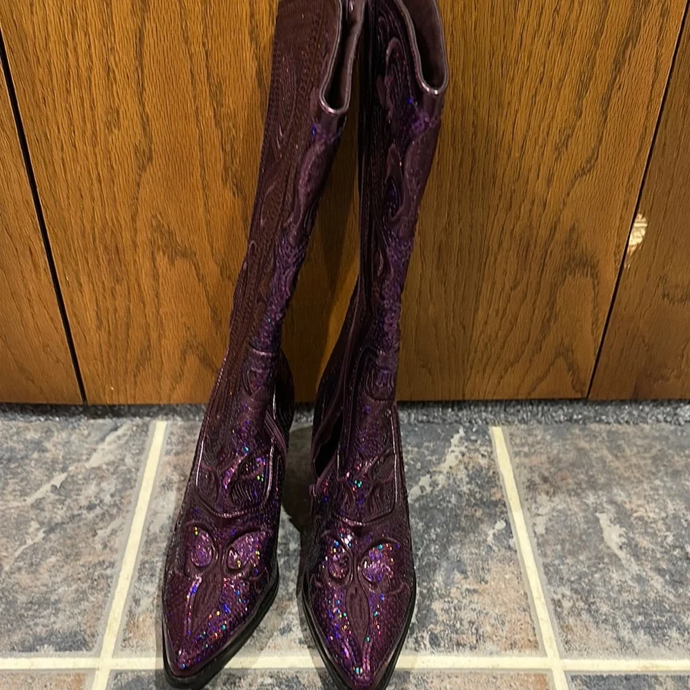 ❌SOLD❌. Purple Heeled Boots with Western Flair sequins, side zip, size 8 - Picture 6 of 10